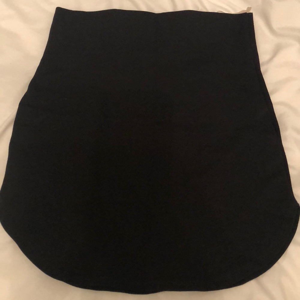 **EXTREMELY FLATTERING** Black mini skirt